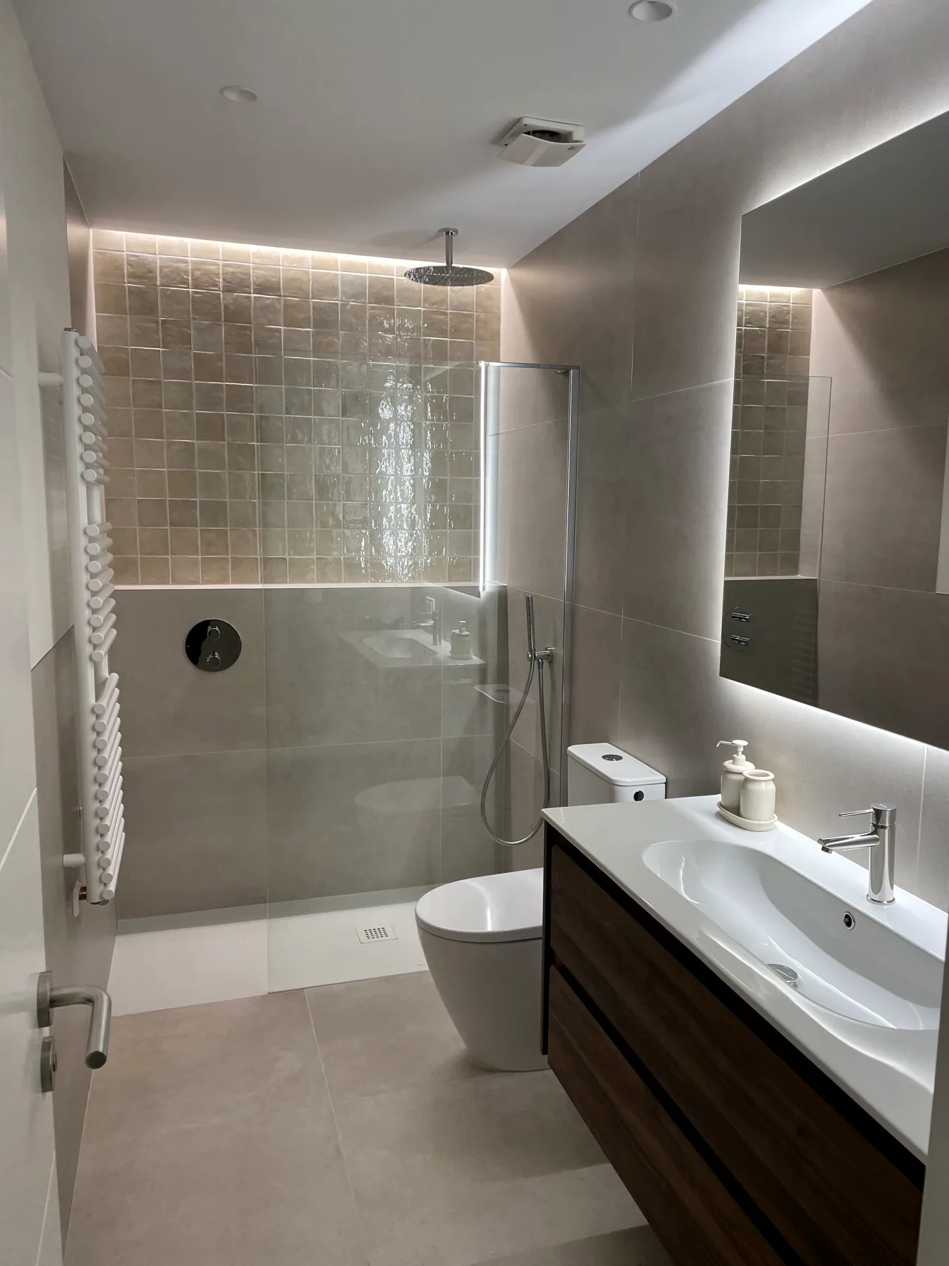Moble suspès amb lavabo i mirall retroil·luminat