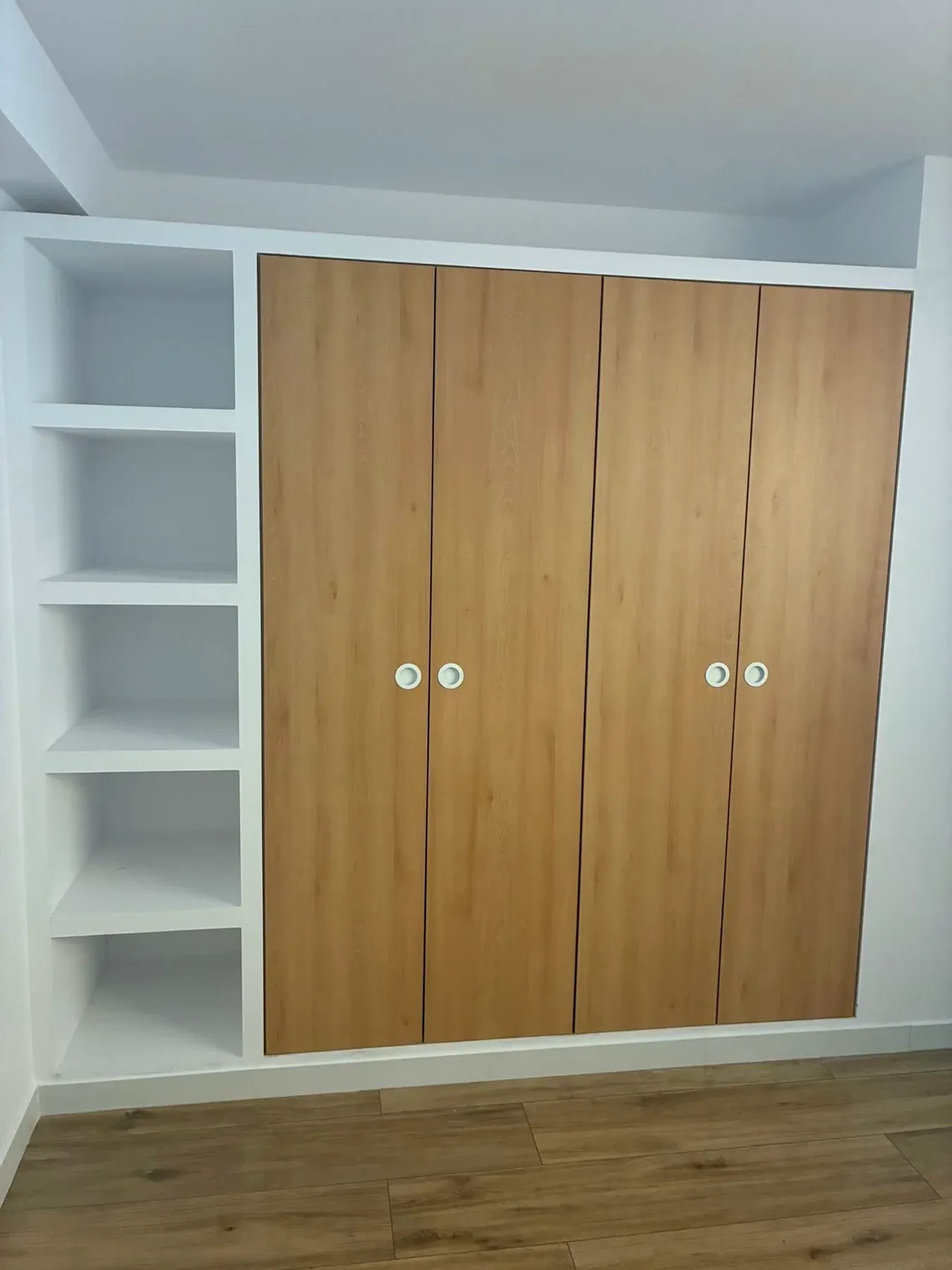 Armari a mida amb prestatgeria oberta