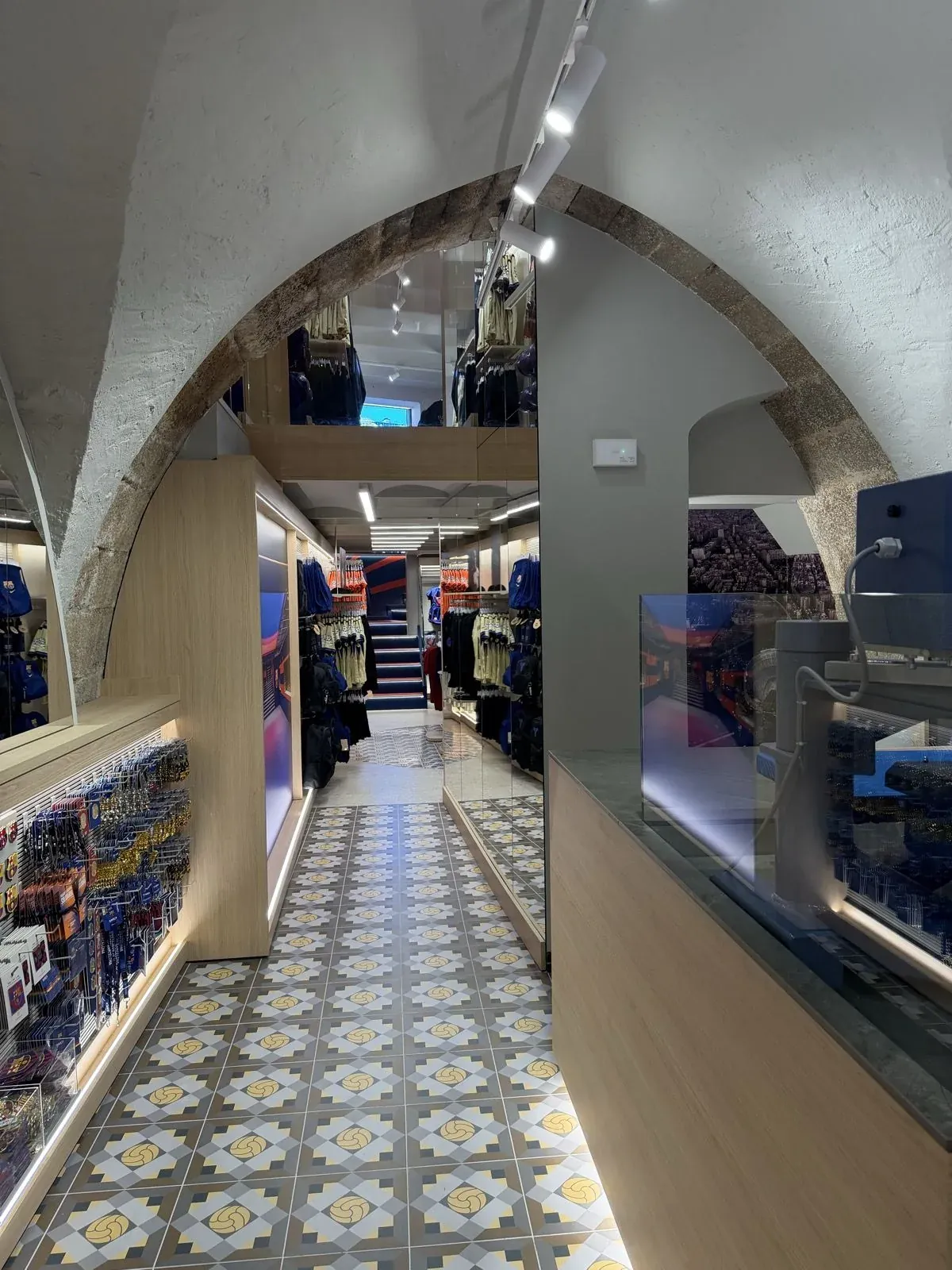 Arcada de pedra i paviment hidràulic