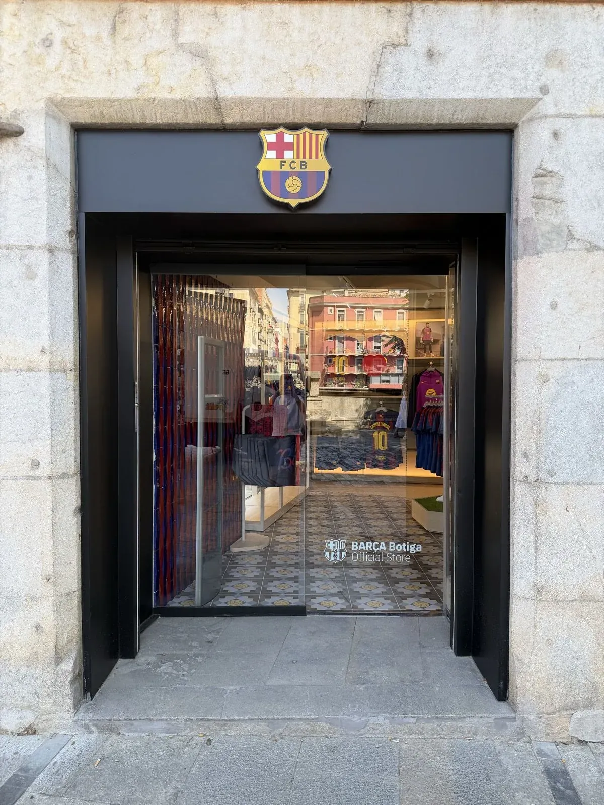Façana i accés de la botiga oficial del FC Barcelona a Girona