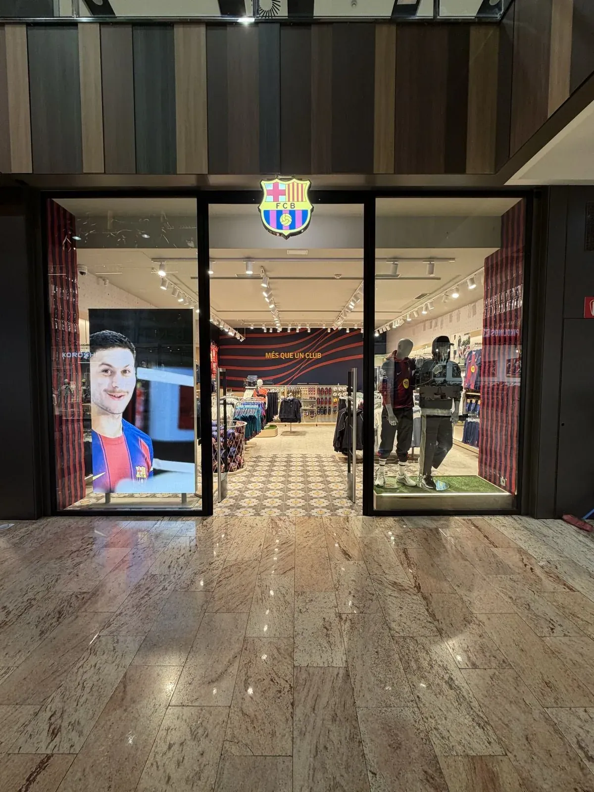 Façana de la botiga oficial del FC Barcelona a Gran Jonquera