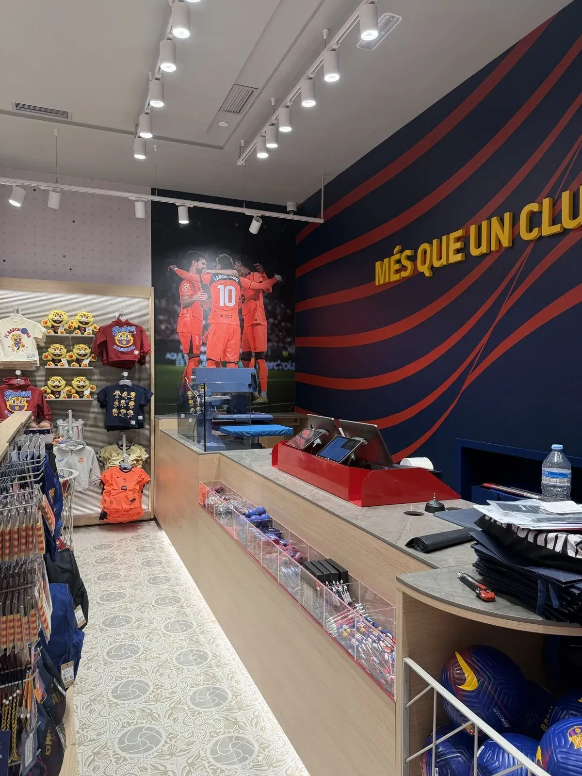 Mur Més que un club i taulell de caixa