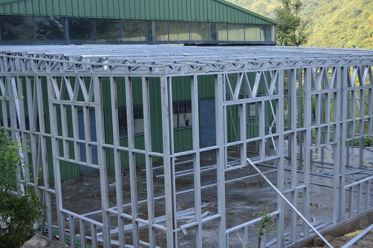 Estructura d'acer lleuger d'un habitatge en construcció
